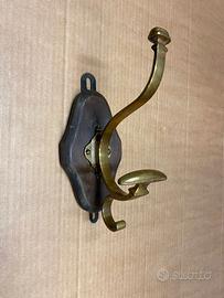 ANTICO APPENDIABITI IN OTTONE E LEGNO.
