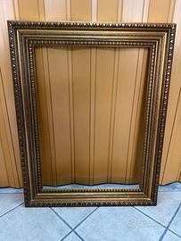 Grande cornice dorata in stile classico