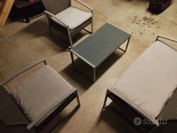 salottino da esterno con cuscini 