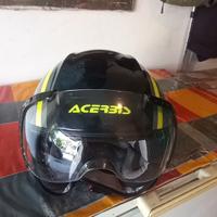 Due caschi e un giubbotto