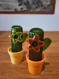 Set 2 cactus in plastica rigida con fiori colorati