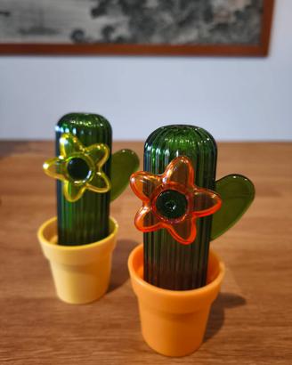 Set 2 cactus in plastica rigida con fiori colorati