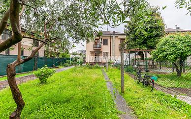 AMPIO TRILOCALE CON GIARDINO PRIVATO E DUE BOX