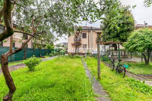 AMPIO TRILOCALE CON GIARDINO PRIVATO E DUE BOX