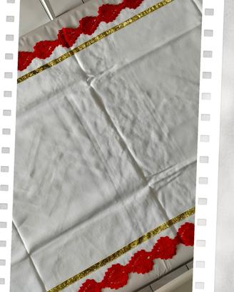 Tovaglia in cotone con dettagli fatti a mano 
