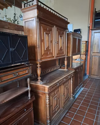 Credenza a doppio corpo in stile Neorinascimento