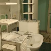 Mobile bianco bagno: lavandino, specchio, luci