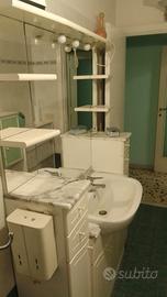 Mobile bianco bagno: lavandino, specchio, luci