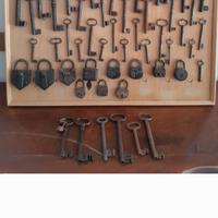 Bacheca con chiavi e lucchetti antichi 