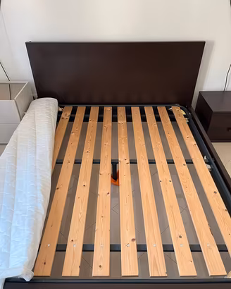 struttura letto e comodini 