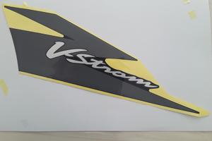 Adesivo emblema sx suzuki dl650 v-strom 04/06