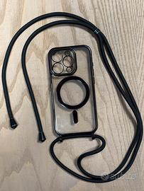 Cover iPhone 15 Pro con tracolla MagSafe
