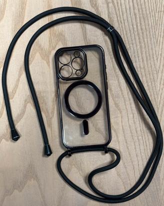 Cover iPhone 15 Pro con tracolla MagSafe