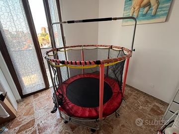 Trampolino per bambini da casa con rete e sbarra