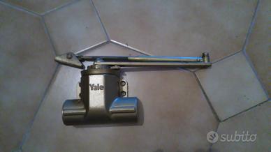 Chiudiporta "YALE" 7970004058 - color oro - NUOVA