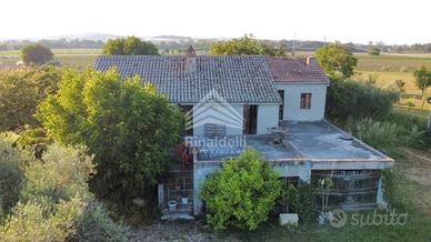 Casa Colonica con Terreno Agricolo Pianeggiante