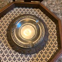 Posacenere unico  anni 20/30 legno inciso /bronzo