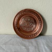 Piccolo piatto decorativo in rame vintage