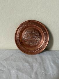 Piccolo piatto decorativo in rame vintage