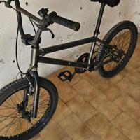 bici bmx nera 