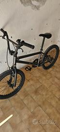 bici bmx nera 