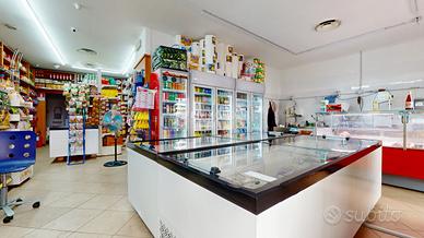 LOCALE COMMERCIALE ANGOLARE CON 6 VETRINE