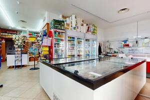 LOCALE COMMERCIALE ANGOLARE CON 6 VETRINE