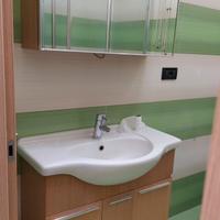 Lavandino con mobile bagno + specchiera con luce