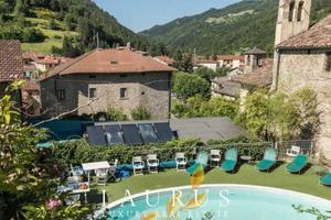 Rustico / Casale di 700 m² con più di 5 locali e b