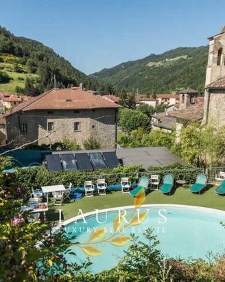 Rustico / Casale di 700 m² con più di 5 locali e b
