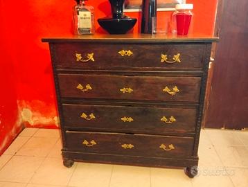 Comò o cassettiera antica