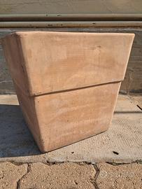 Vaso in terracotta cubico