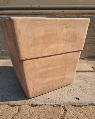 Vaso in terracotta cubico