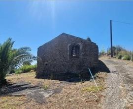 Terreno con fabbricati e rustici Piedimonte Etneo