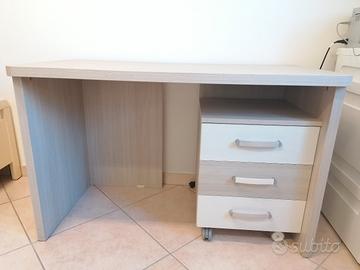 Scrivania con cassettiera su rotelle