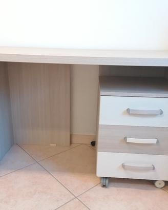 Scrivania con cassettiera su rotelle