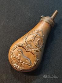 Antica fiaschetta polvere da sparo rame sbalzato