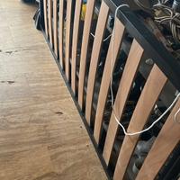 Letto ad una piazza con doghe in legno e materasso