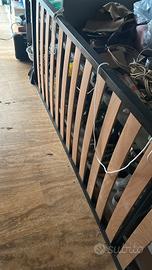 Letto ad una piazza con doghe in legno e materasso