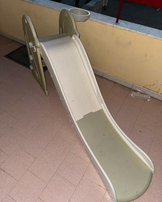 Scivolo con canestro