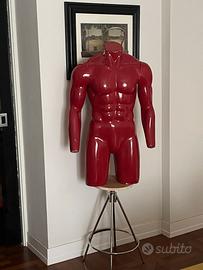 Anni ‘70. Manichino busto uomo. Vetroresina rosso