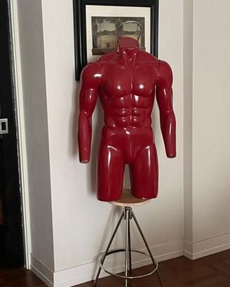 Anni ‘70. Manichino busto uomo. Vetroresina rosso