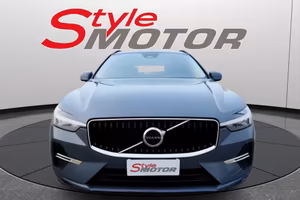 VOLVO XC60 B4 (d) automatico Momentum AWD UFFICI
