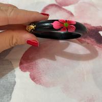 Bracciale in legno rotondo con decorazioni