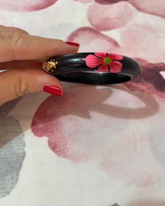 Bracciale in legno rotondo con decorazioni