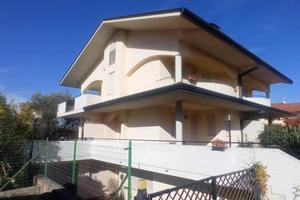 Villa di 214 m² con più di 5 locali e box auto a F