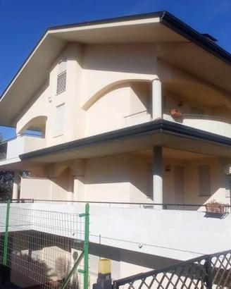 Villa di 214 m² con più di 5 locali e box auto a F