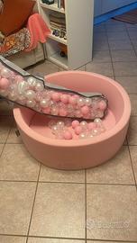 Piscina con palline rosa