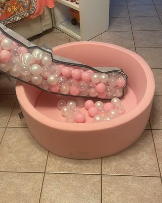 Piscina con palline rosa