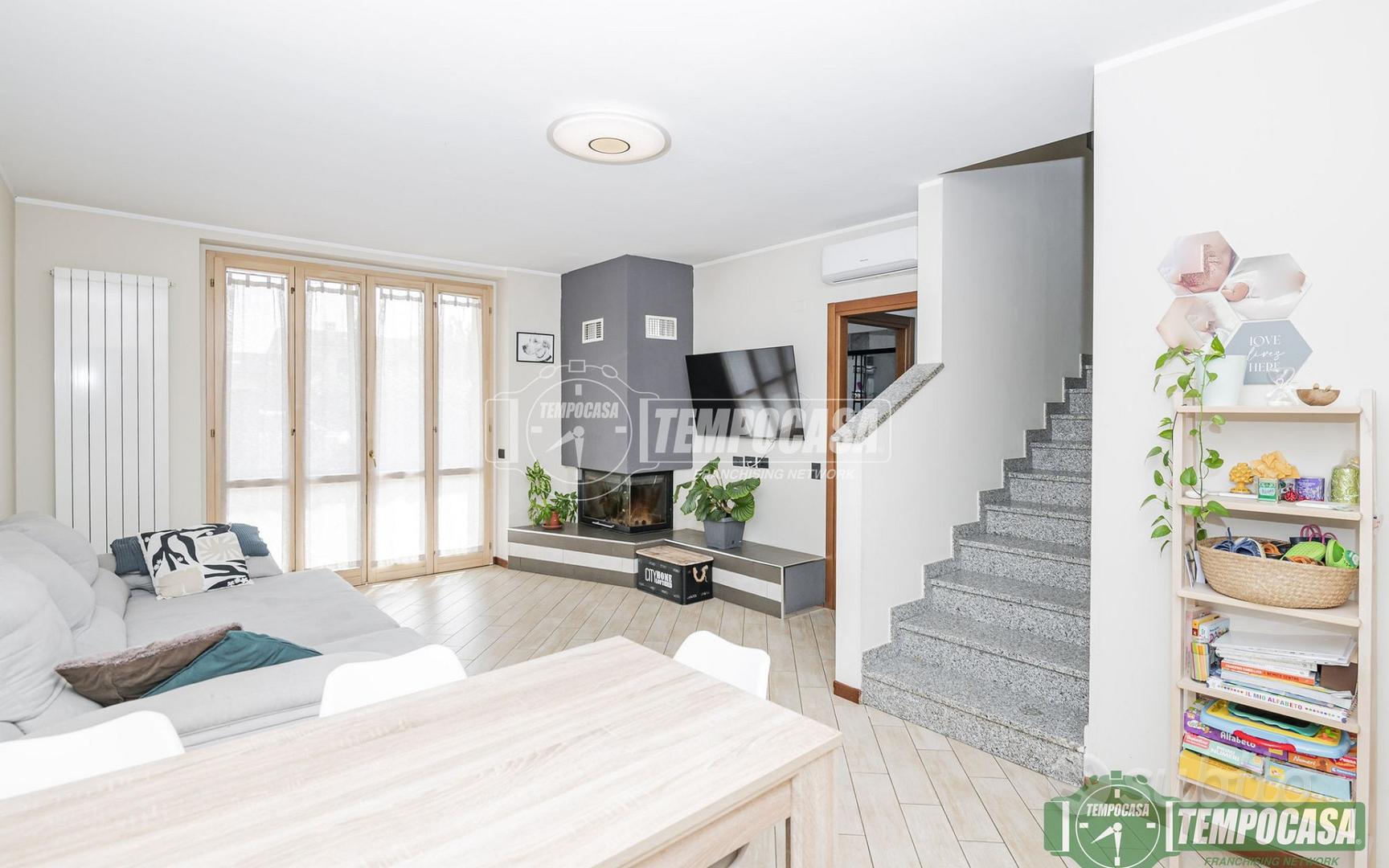 SPLENDIDA VILLA A SCHIERA CON GIARDINO E BOX DOPPI - Vista 5